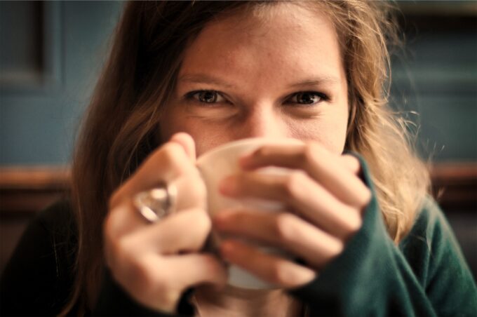 Une jeune femme boit un café