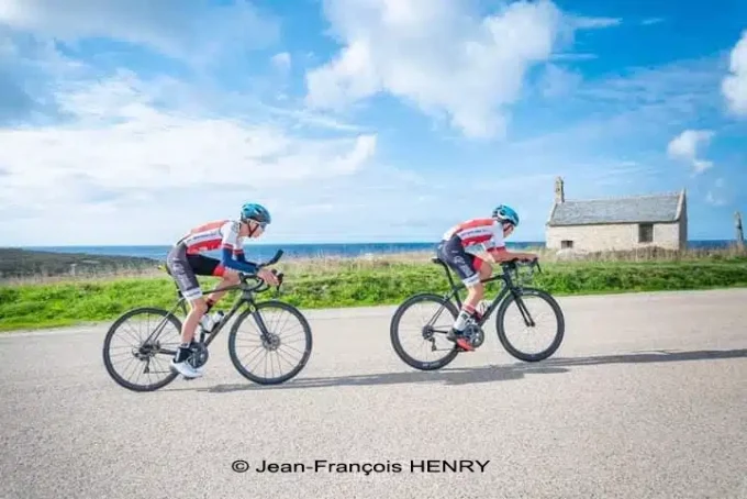 Deux cyclistes de Saint-Renan Iroise Vélo dépassent la chapelle Saint-Samson
