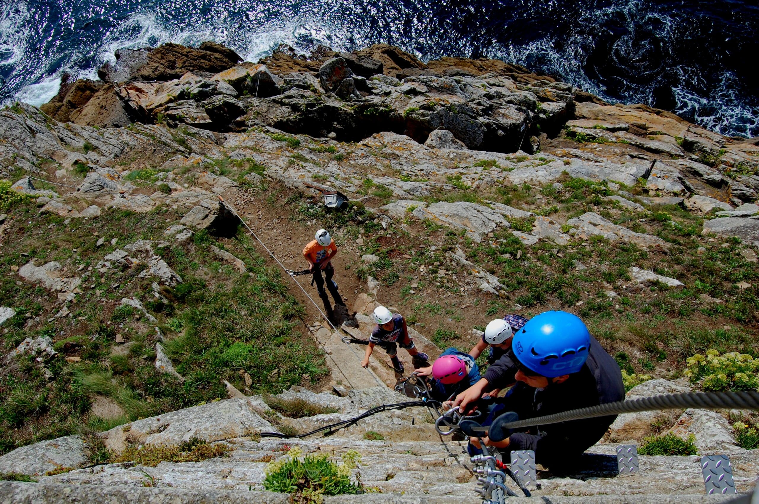 Vue plongeante sur des personnes qui font de l'escalade sur l'îlot de Bertheaume, avec Bertheaume Iroise Aventure