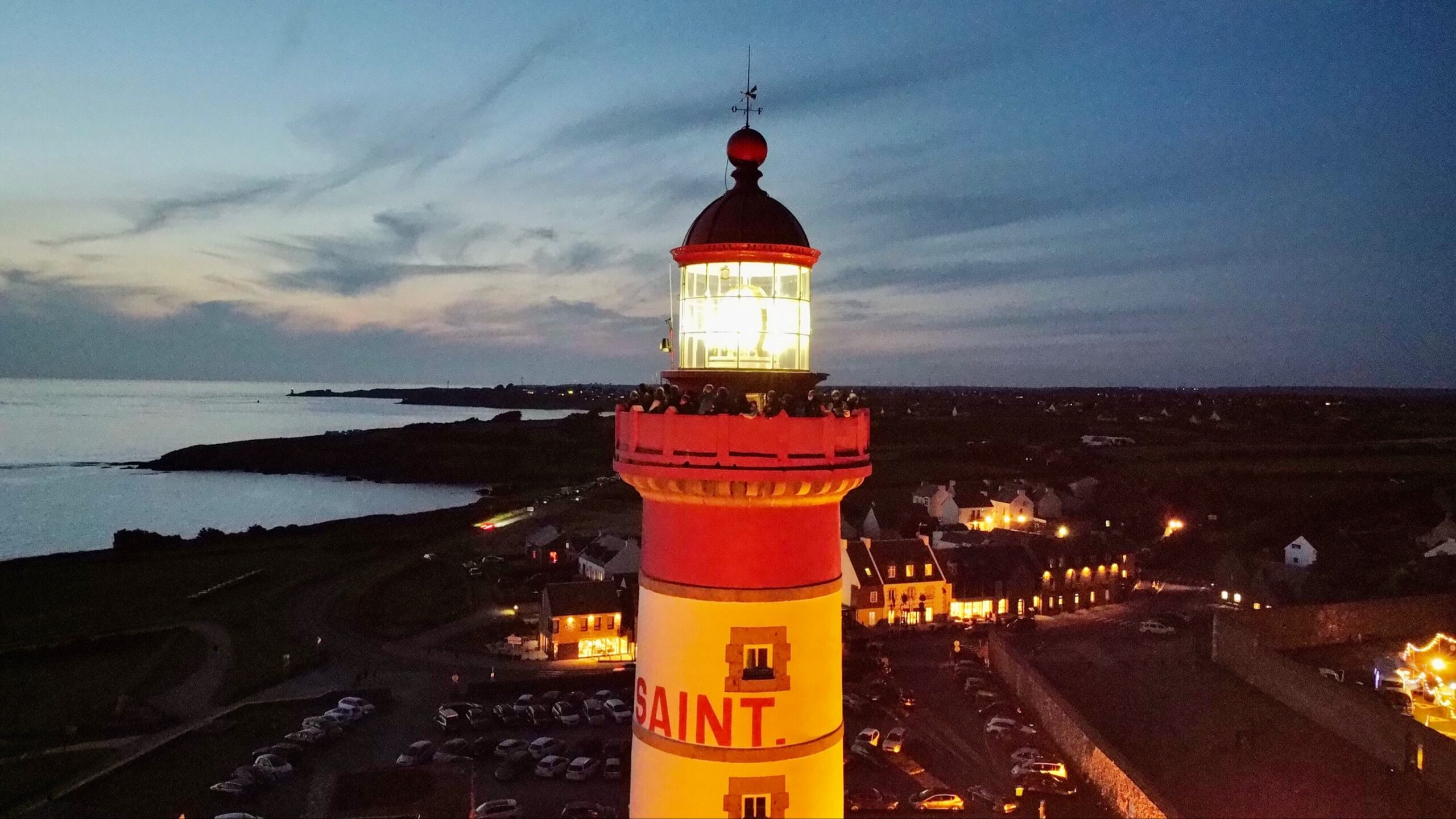 Le phare de Saint-Mathieu scintille à la nuit tombée