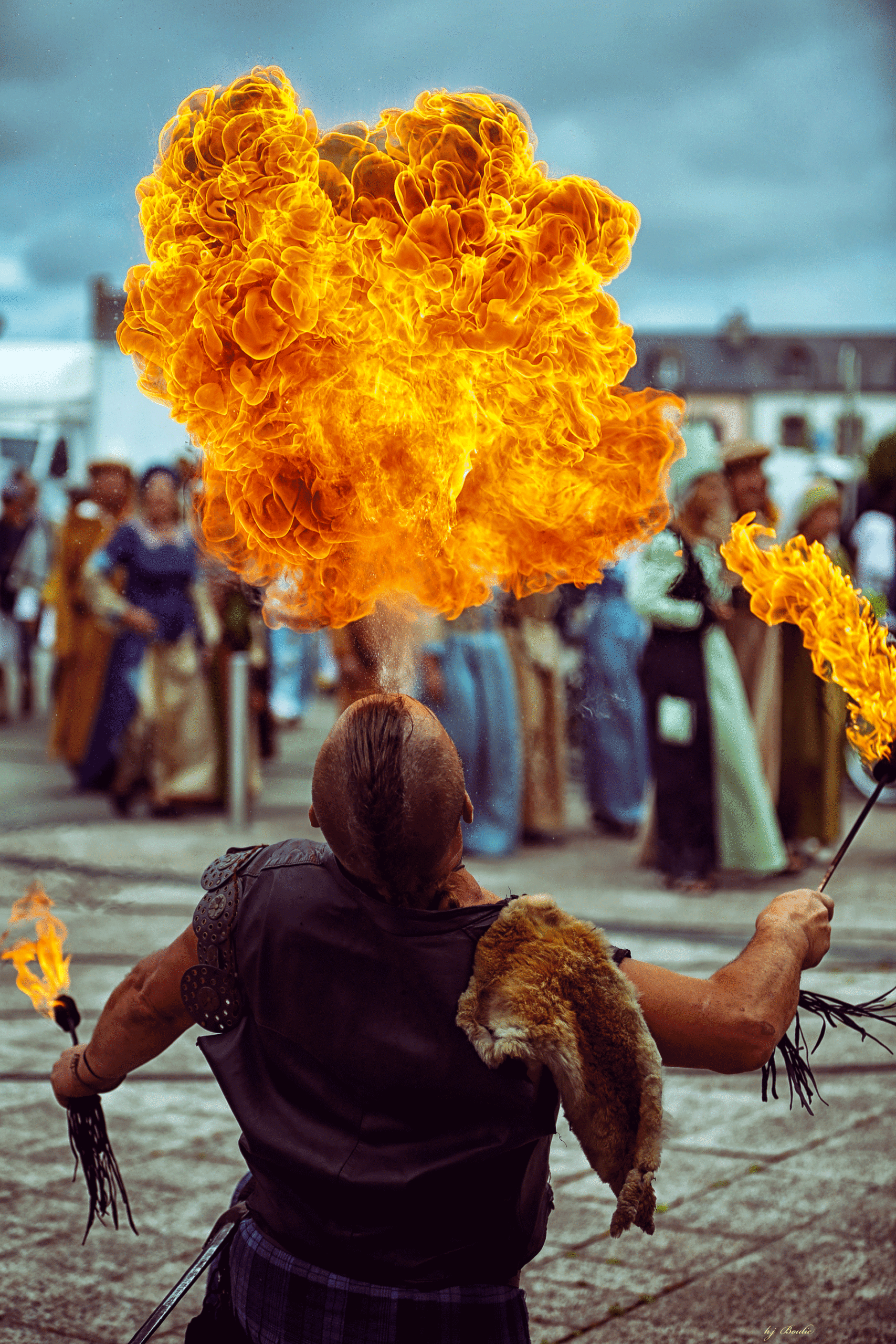 Cracheur de feu au festival Les Médiévales de Saint-Renan